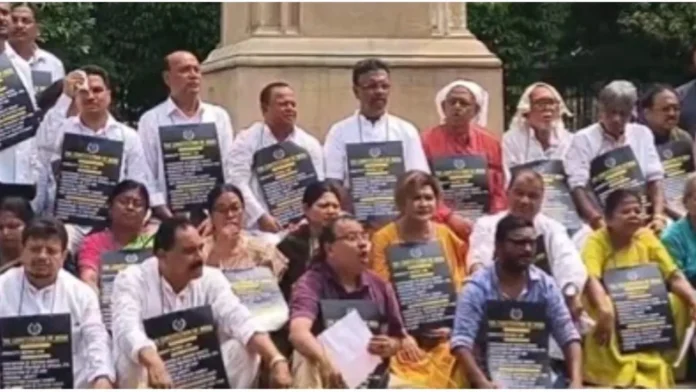 TMC protests in front of Kolkata Assembly TMC protests in front of Kolkata Assembly